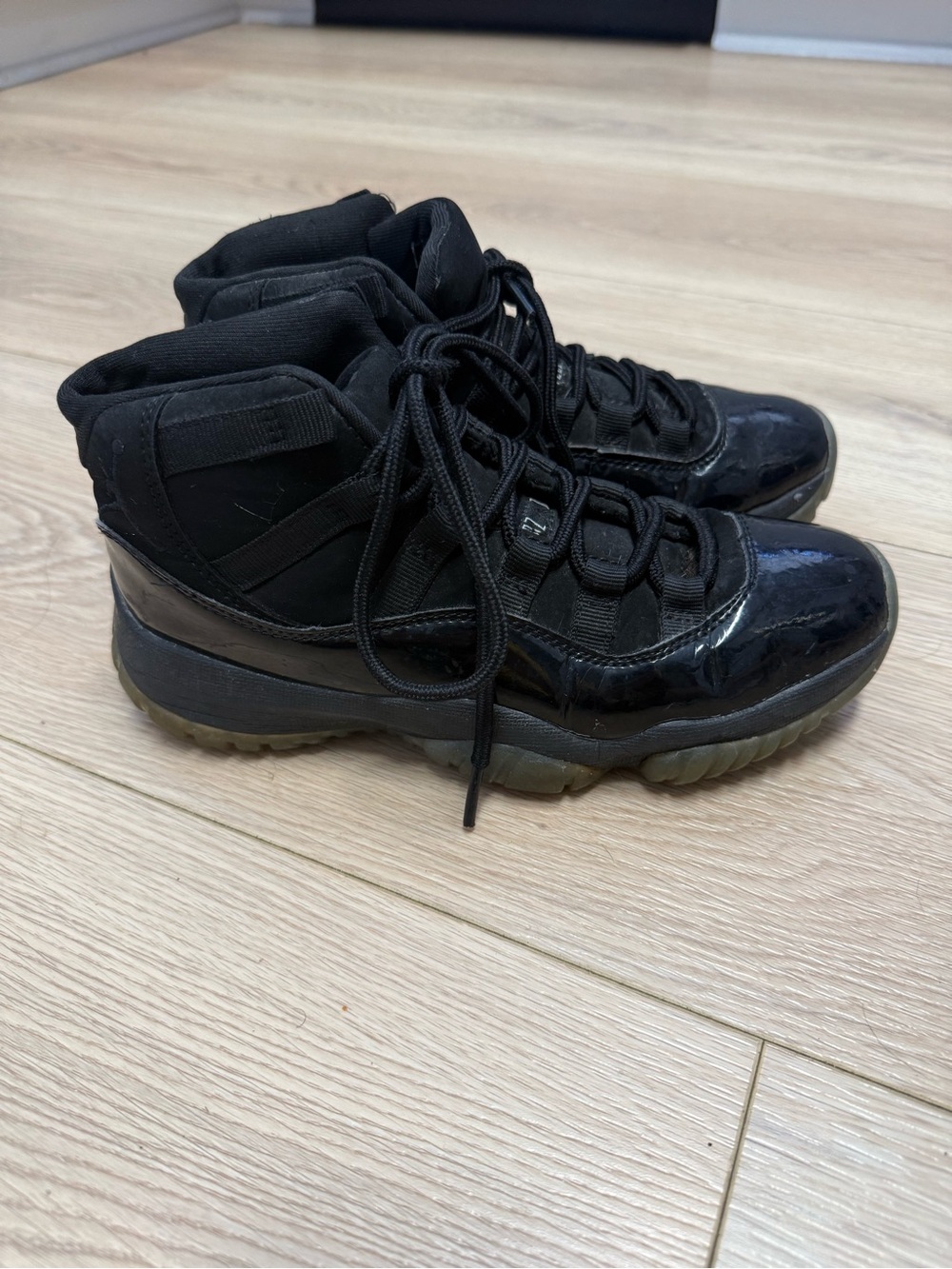 Nike Air Jordan 11 Retro "Cap and Gown" sneakers Kids Size 5Y